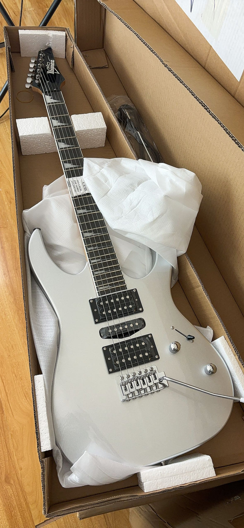 6-String Silver Metallic Finish Electric Guitar with Single-Direction Tremolo (YMZ-266)