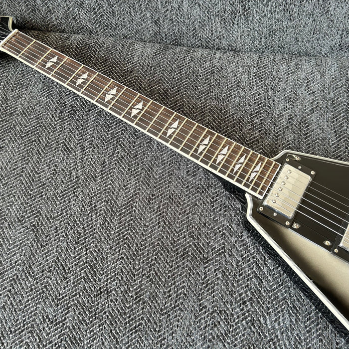 Flying V Style Electric Guitar with Metallic Silver Finish (GKS-010)